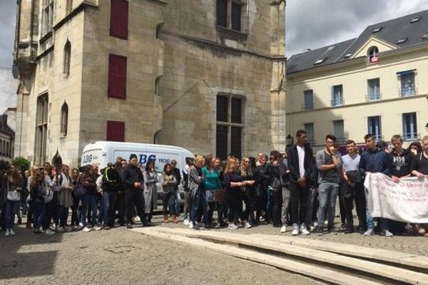 Chute mortelle dans un sanatorium désaffecté à Dreux : marche blanche du 14 juin 2016 (Eure-et-Loir)