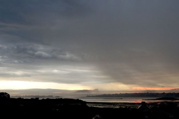 Baie de Morlaix, le ciel est chargé, le soleil essaie