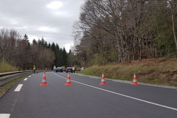 La route départementale est fermée dans les deux sens de circulation.