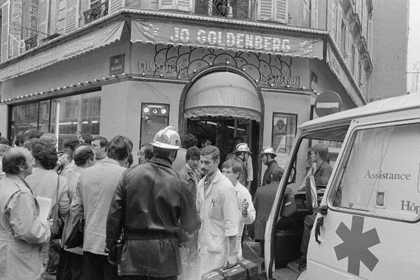 Les secours après l'attentat en août 1982. Photo Jacques Demarthon. AFP