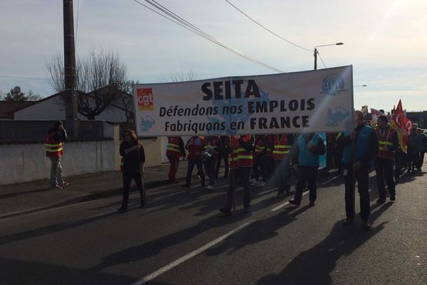 Ils étaient environ 900, jeudi matin dans les rues de Riom, dans le Puy-de-Dôme, pour d’opposer à la fermeture de la SEITA. 