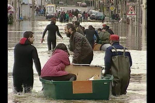 Les Ardennais contraints d'évacuer leurs habitations en barques lors de l'inondation de janvier 1995.