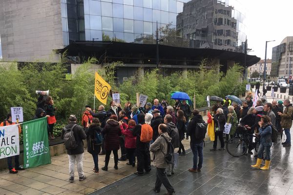 Quelques dizaines de manifestants ont défilé à Grenoble pour dénoncer les poursuites contre deux de leurs militants.