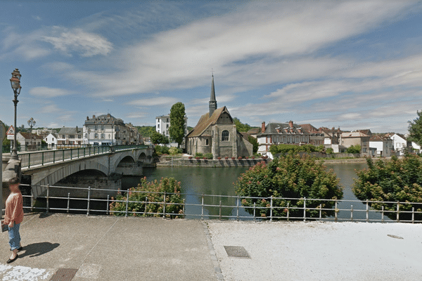 Une voiture immergée a été retrouvée sous le pont d'Yonne à Sens, avec un corps sans vie à l'intérieur.