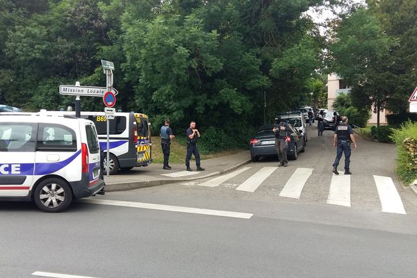 Une perquisition est en cours à Oullins après interpellation des membres d'une même famille.