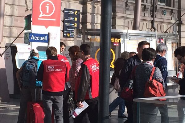 Encore plus de gilets rouges dans les gares pour ce premier jour d'examens