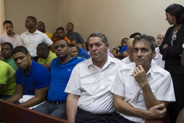 Pascal Furet, pilote et Bruno Odos, copilote, lors d'une audience à Saint-Domingue le 3 février 2014