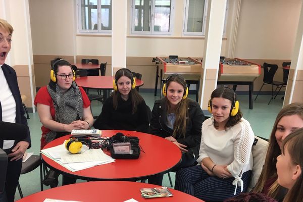 Sensibiliser aux handicaps en y étant concrètement confrontés : c'est l'expérience qu'ont vécu une cinquantaine d'élèves de 1ère d'un lycée du Cantal, spécialisés dans la santé et le social. Des ateliers de mise en situation et des échanges étaient organisés jeudi 28 mars. 