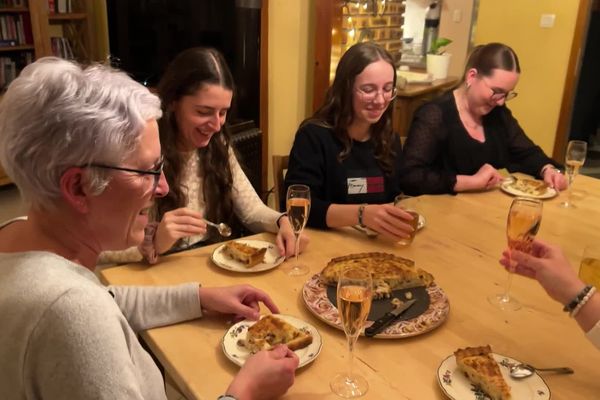 Katia Goldenberger prépare chaque année à Pâques le Osterflàda de sa grand-mère pour sa famille.