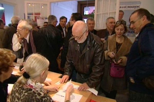 Dans une ambiance bon enfant, les adhérents de l'UMP se bousculent pour voter.