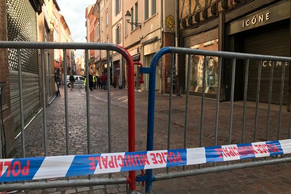 Au lendemain de l'effondrement d'un mur porteur dans un immeuble du centre-ville de Toulouse, l'accès reste interdit.