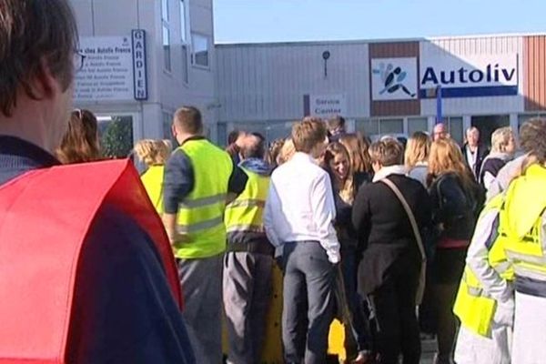 Les salariés réunis devant le site de Gournay en Bray d'Autoliv.