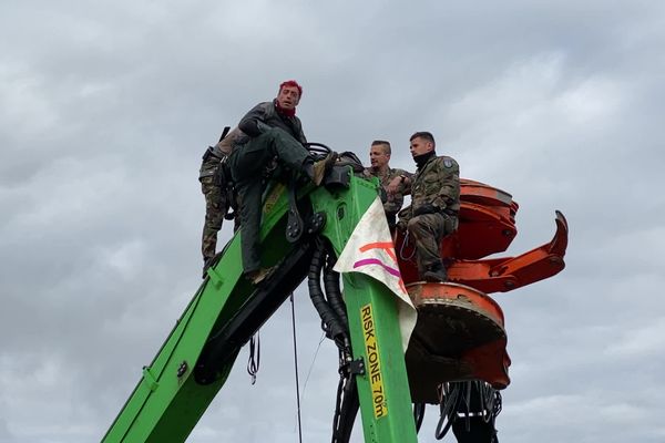 En mars dernier, des opposants à l'A69 s'étaient enchaînés à un engin de chantier pour empêcher l'abattage d'arbres.