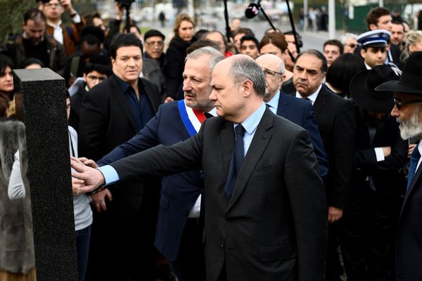 Le ministre de l'Intérieur, Bruno Le Roux et le maire de Sarcelles, François Pupponi, devant la stèle érigée en souvenir des victimes juives de Merah.