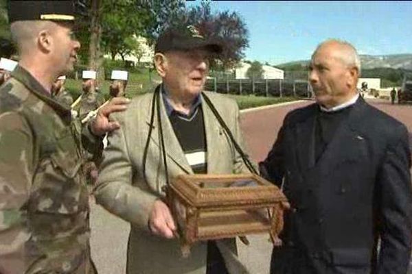 Un honneur suprême pour l'adjudant-chef François Monarcha : 
à presque 98 ans, c'est à lui que revient de porter le coffret contenant la prothèse en bois du Capitaine Danjou, 
tombé sur le champ de bataille il y a 152 ans à Camerone, au Mexique.