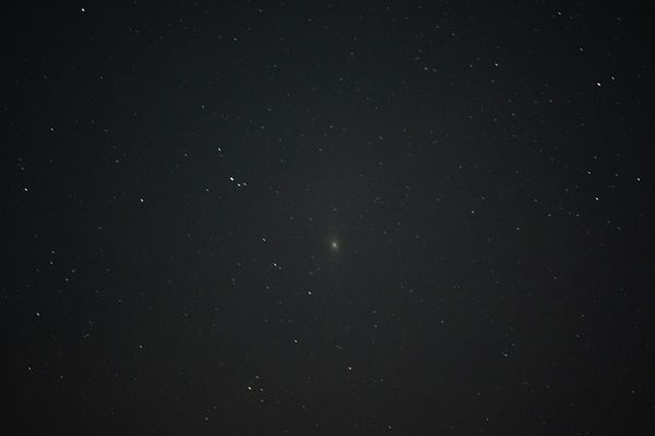 D'un diamètre de 30 km, la comète de Pons-Brooks peut être visible à l'aide de jumelles ou d'une lunette astronomique.