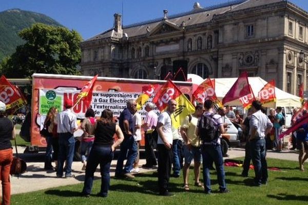 Les organisations syndicales s'étaient données rendez-vous place de Verdun à l'heure du déjeuner. 