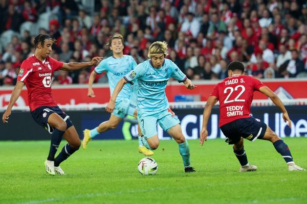 Le Rémois Junya Ito (au centre) prend à contre-pied le défenseur llillois, Tiago Santos.