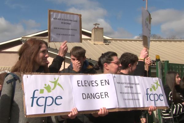 Manifestation devant le lycée La Pléiade à Pont-de-Chéruy (Isère) contre la fermeture de deux classes de seconde à la rentrée