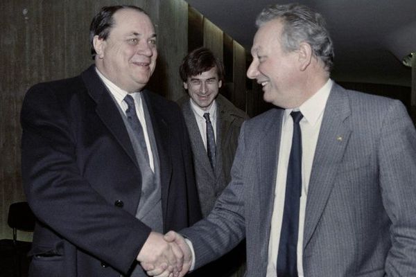 Marcel Debarge, à gauche sur la photo, salue Paul Laurent avant une réunion entre le PS et le PCF, le 4 janvier 1989.