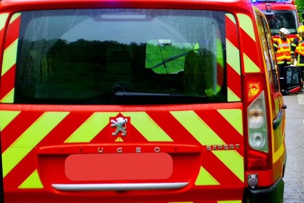 Les pompiers ont mobilisé de nombreux effectifs pour éviter la propagation à d'autres maisons du centre ville.