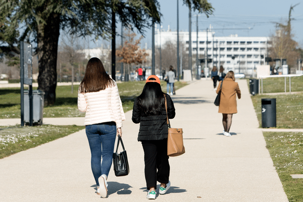 Des étudiantes sur le campus de Dijon (illustration)