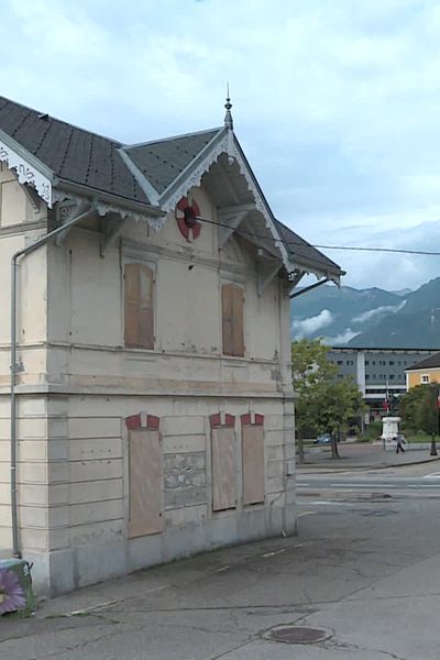 Le bâtiment de l'octroi est situé en plein cœur d'Albertville en Savoie.