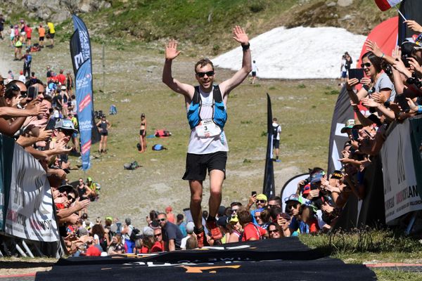 Le traileur norvégien Stian Angermund franchit la ligne d'arrivée du 16e Marathon du Mont-Blanc le 1er juillet 2018 à Chamonix (Haute-Savoie).
