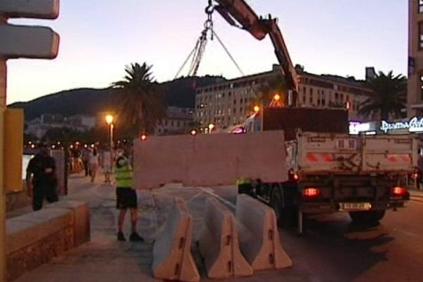 Des plots de béton ont été déposés pour bloquer l'accès du boulevard longeant la plage Saint-François aux voitures.