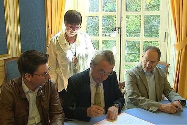 Alain Millot, maire(PS) de Dijon, Daniel EXARTIER, président de l’Orchestre Dijon Bourgogne (ODB), et Laurent JOYEUX, directeur de l’Opéra de Dijon signant la convention qui les unit.