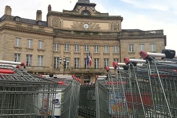 Les JA ont déposé 500 chariots Carrefour devant la mairie d'Alençon