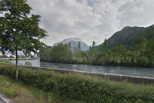 Vue sur l'Isère depuis le quai Claude Bernard à Grenoble