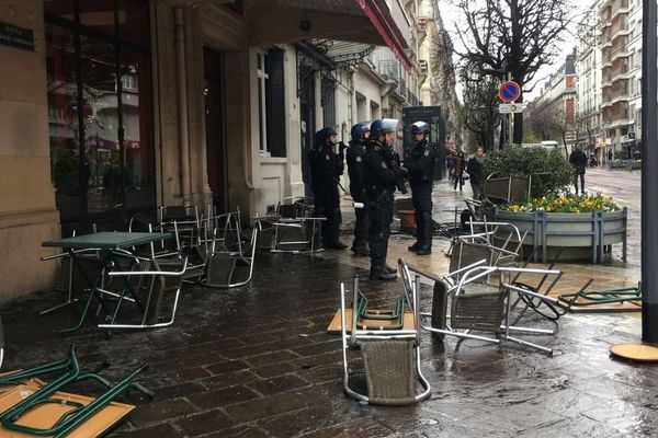 Plusieurs dizaines de gendarmes mobiles sont positionnés près de la gare.