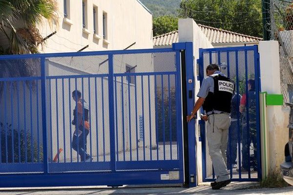 Les accusés nient ou minimisent leur role l'attaque violente d'un dépôt d'argent. Photo d'août 2011 : la police judiciaire et scientifique inspectant les lieux du braquage.