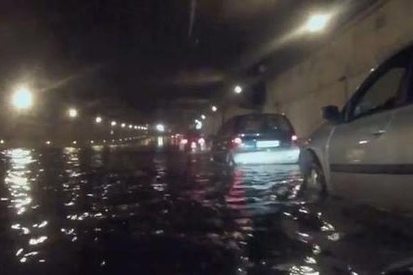 Les voitures pris au piège par l'eau sous le tunnel de Saint-Cloud, après la rupture d'une canalisation. Le périphérique sera ensuite fermé plusieurs heures pour que les pompiers puissent effectuer les opérations de pompage nécessaires.