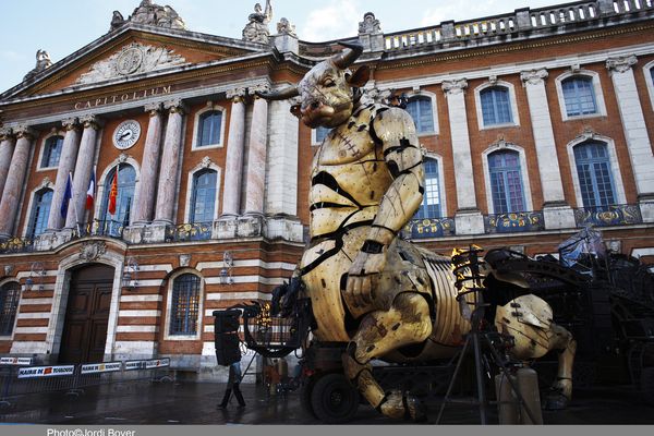 Astérion, le gardien du temple, devant le Capitole en 2018. L'opéra urbain à ciel ouvert revient à Toulouse du 25 au 27 octobre 2024.