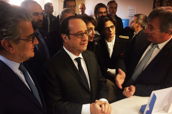 François Hollande au centre de santé des Couronneries, à Poitiers le 26 janvier 2017.