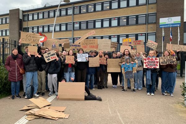 Devant le lycée Marguerite de Flandre, les lycéens se mobilisent pour la première fois depuis le début des manifestations contre la réforme des retraites.