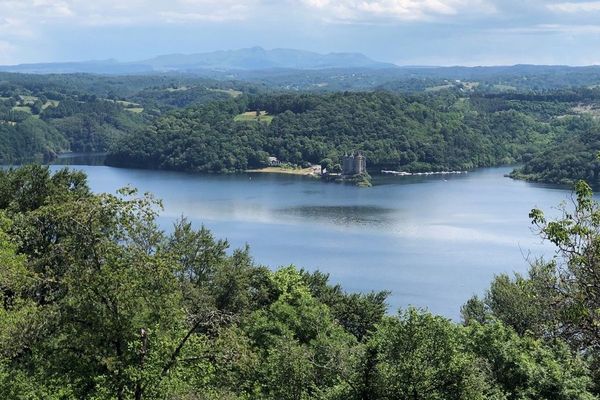 Le barrage de Bort-les-Orgues, entre le Cantal et la Corrèze, se remplit en ce début de saison estivale, afin d'accueillir les touristes.