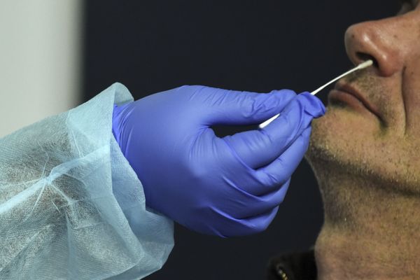 Photo d'illustration. En Nouvelle-Aquitaine, le nombre de cas confirmés passe de 13.145 dans la semaine du 19 au 25 octobre, à 17.481 du 26 octobre au 1er novembre, soit une hausse de 33%. 