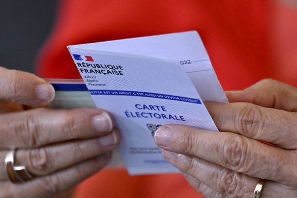 Plus de 700 000 Français ont déjà choisi la procuration pour voter lors de ces élections législatives anticipées.