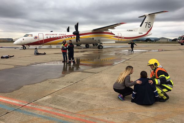 Nîmes-Garons (Gard) - exercice de la Sécurité civile sur l'aéroport avec la simulation d'un crash d'avion - 8 novembre 2022.