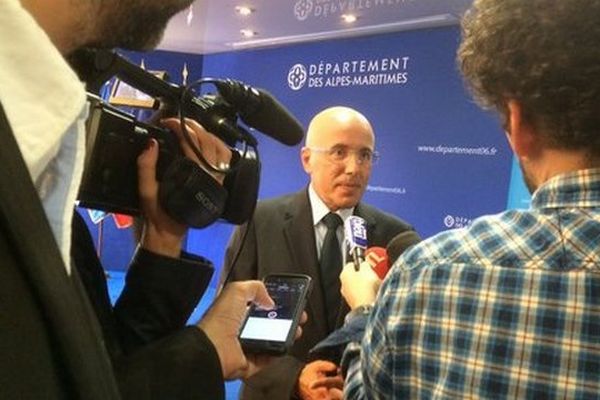 Se sont récemment ajoutées "des mesures budgétaires drastiques, sinon mortelles", qui obligent à "rechercher des marges nouvelles", pointe Eric Ciotti
