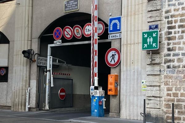 Les deux garçons roulaient sur un Vélo'v dans le tunnel de la rue Terme, dans le 1er arrondissement de Lyon.