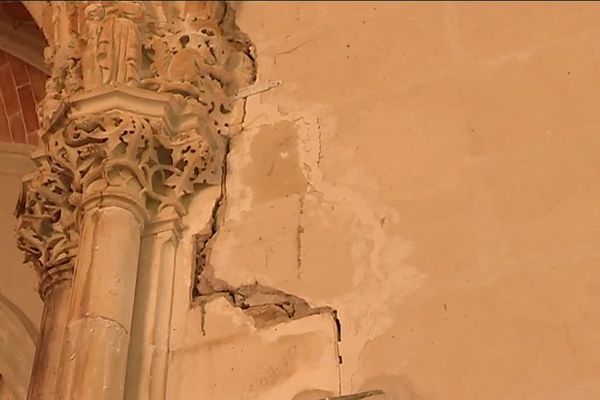 Murs fissurés de la chapelle du château du Pin à Champtocé-sur-Loire, en Maine-et-Loire