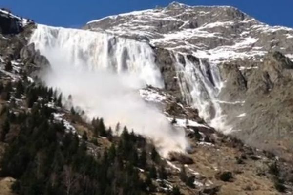 Impressionnante coulée à Saint-Christophe-en-Oisans (Isère)