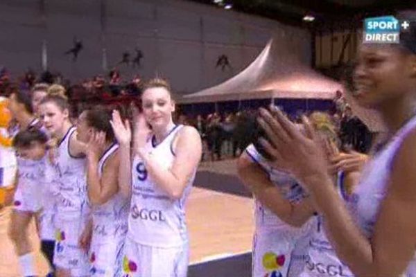 Les basketteuses de Lattes remportent la coupe de France contre Bourges.
