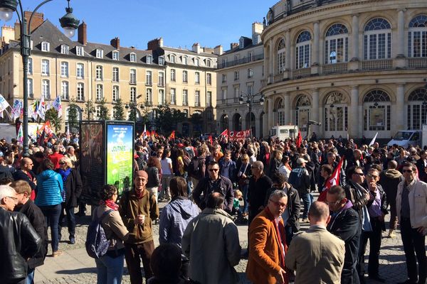 Des centaines de manifestants contre l'austérité place de la mairie à Rennes