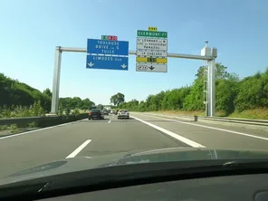 Une journée sans gros bouchons sur l'A20 en Limousin, mais avec de nombreuses pauses recharges de batteries, aussi bien celles des voitures électriques que celles des vacanciers