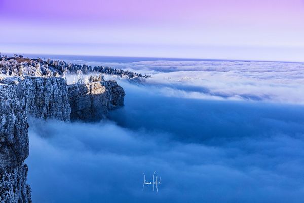 Une mer de nuages depuis le sommet du Mont d'or (Doubs). 